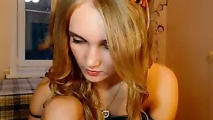 Смазливая путана Babydollsxxx показывает натуральные сиськи