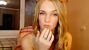 Смазливая путана Babydollsxxx показывает натуральные сиськи