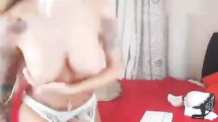 Татуированная блонда AnnaPlayboy трахает пизду фаллосом