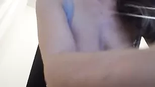 Шальная цыпочка Angelserena смачно дрочит вагину