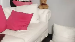 Молодая шалава Gingeer18 эротично позирует во фри