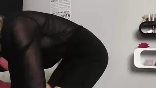 Молодая шалава Gingeer18 эротично позирует во фри