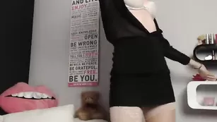 Молодая шалава Gingeer18 эротично позирует во фри