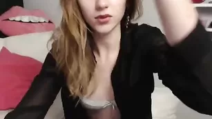 Молодая шалава Gingeer18 эротично позирует во фри