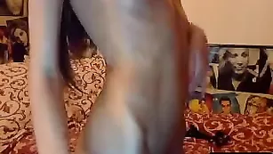 Жаркая малышка B_bambi танцует стриптиз