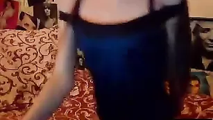 Жаркая малышка B_bambi танцует стриптиз