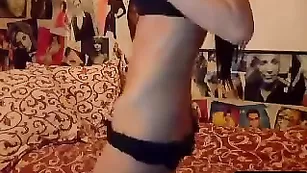 Жаркая малышка B_bambi танцует стриптиз