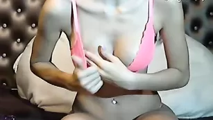 SweetLilian ласкает киску через трусики