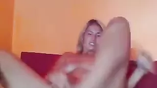 Горячая путана Hot_angelll наминает сочную киску