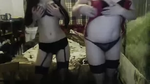 Симпатичные телочки Missamericanadi раздеваются до чулок