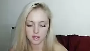 Светловолосая крошка Sarrykon ласкает сисечки