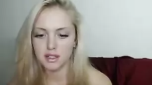 Светловолосая крошка Sarrykon ласкает сисечки