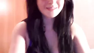 Изящная красотка Xxxnicaparaxxx обнажает большие сиси