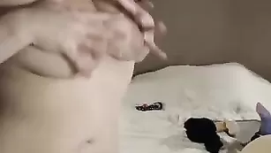 Рыжая курва Lustyleopardess облизывает дилдо и дрочит пизду