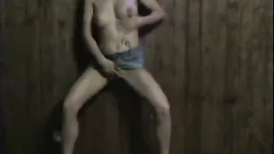 Стриптизерша дрочит у стенки