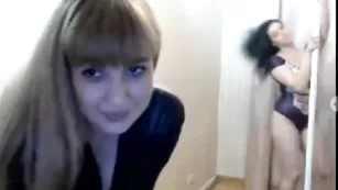 Привлекательные подружки танцуют стриптиз