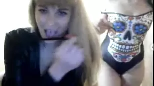 Привлекательные подружки танцуют стриптиз