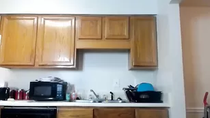 Жаркая красотка Goldengoddessxxx ласкает натуральные сиськи