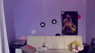 Татуированная брюнетка Vickyleex общается во фри чате