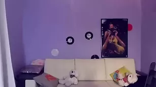 Татуированная брюнетка Vickyleex общается во фри чате