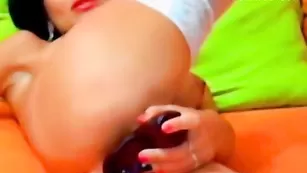 divva изящная стерва долбится в две дырки