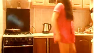 Шлюшки в трусах дурачатся на кухне