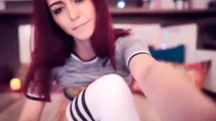 Импозантная рыжая краля Hottminx ласкает сочные дырочки