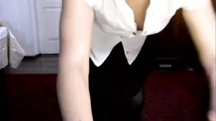 wwwSweetwww эротично надевает колготки