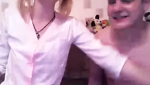 KISULYA666 парниша шлепает шлюшку по попе