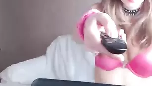 lora67 сучка жадно трахает дырочки