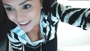 Lilemma мастурбирует на полу