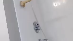 Озорная сучка NovaPatra моется в душе