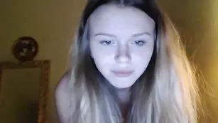 Молодая шалава Jacky_smith раздевается и дрочит пизду