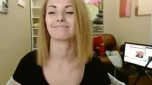 Изумительная дамочка Candycaty1 не спешит снимать одежду