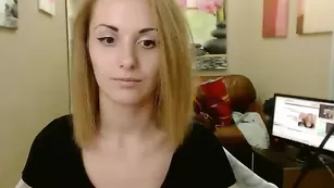 Изумительная дамочка Candycaty1 не спешит снимать одежду