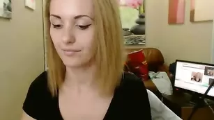 Изумительная дамочка Candycaty1 не спешит снимать одежду