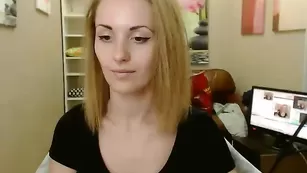 Изумительная дамочка Candycaty1 не спешит снимать одежду