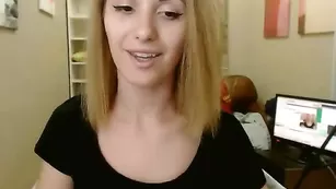 Изумительная дамочка Candycaty1 не спешит снимать одежду