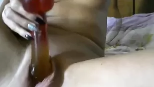 Обворожительная шалава 00mira00 трахает пизду фаллосом