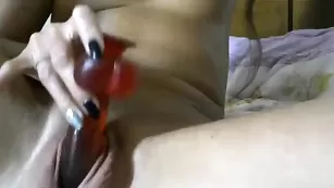 Обворожительная шалава 00mira00 трахает пизду фаллосом