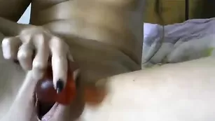 Обворожительная шалава 00mira00 трахает пизду фаллосом