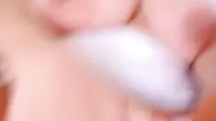 Знойная куколка Annysmiles смачно мастурбирует пизду