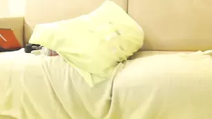 Смазливая курва Redasianapple мастурбирует секс игрушкой