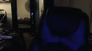 Темноволосая кобыла Technosexx1 теребит вагину пальчиками