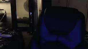 Темноволосая кобыла Technosexx1 теребит вагину пальчиками