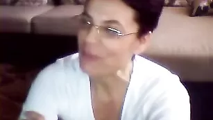 Horny бабка дрочит вагину