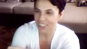 Horny бабка дрочит вагину