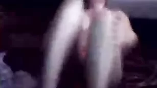 Horny бабка дрочит вагину