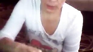Horny бабка дрочит вагину