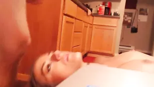 Порочная шмара Zodiacgrrrl глубоко отсасывает пенис